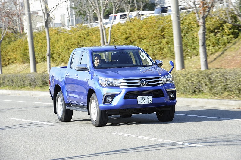 トヨタ ハイラックス試乗 良好な見晴らしで見た目以上の運転のしやすさ
