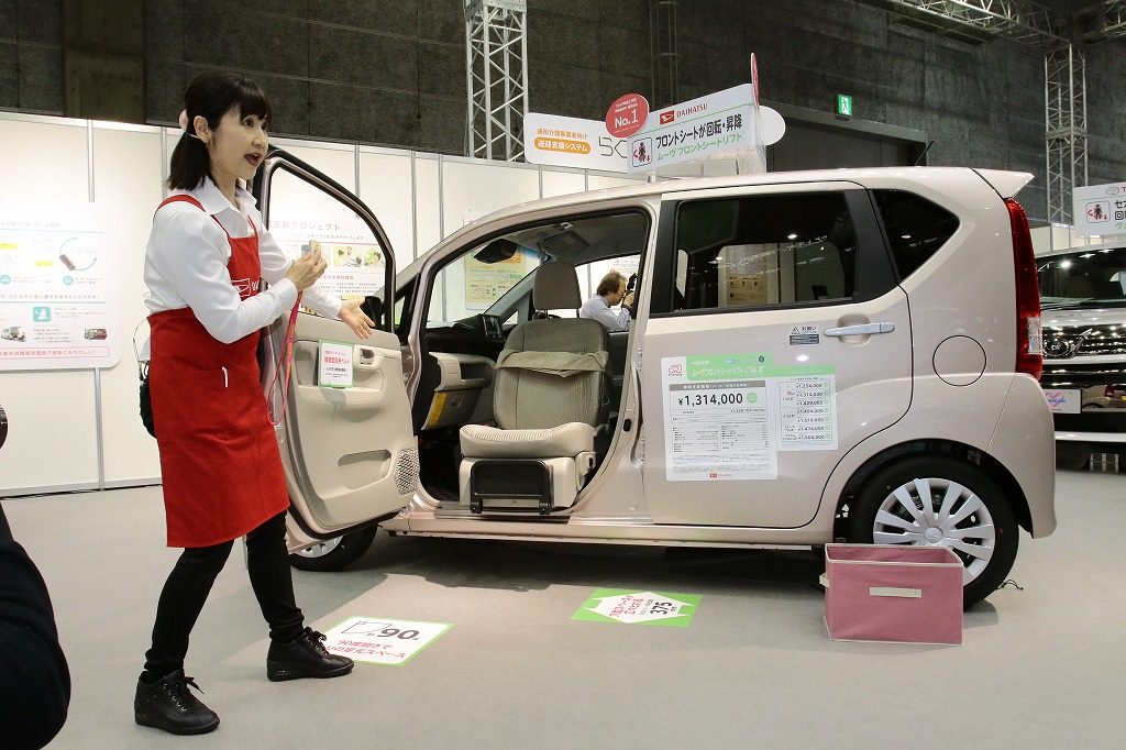 バリアフリー２０１９ 国内メーカー５社が最新の福祉車両を展示