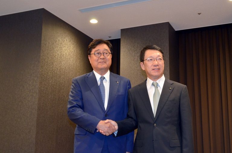 三菱自動車 新旧トップが会見 Mmki 加藤隆雄社長が次期ｃｅｏに