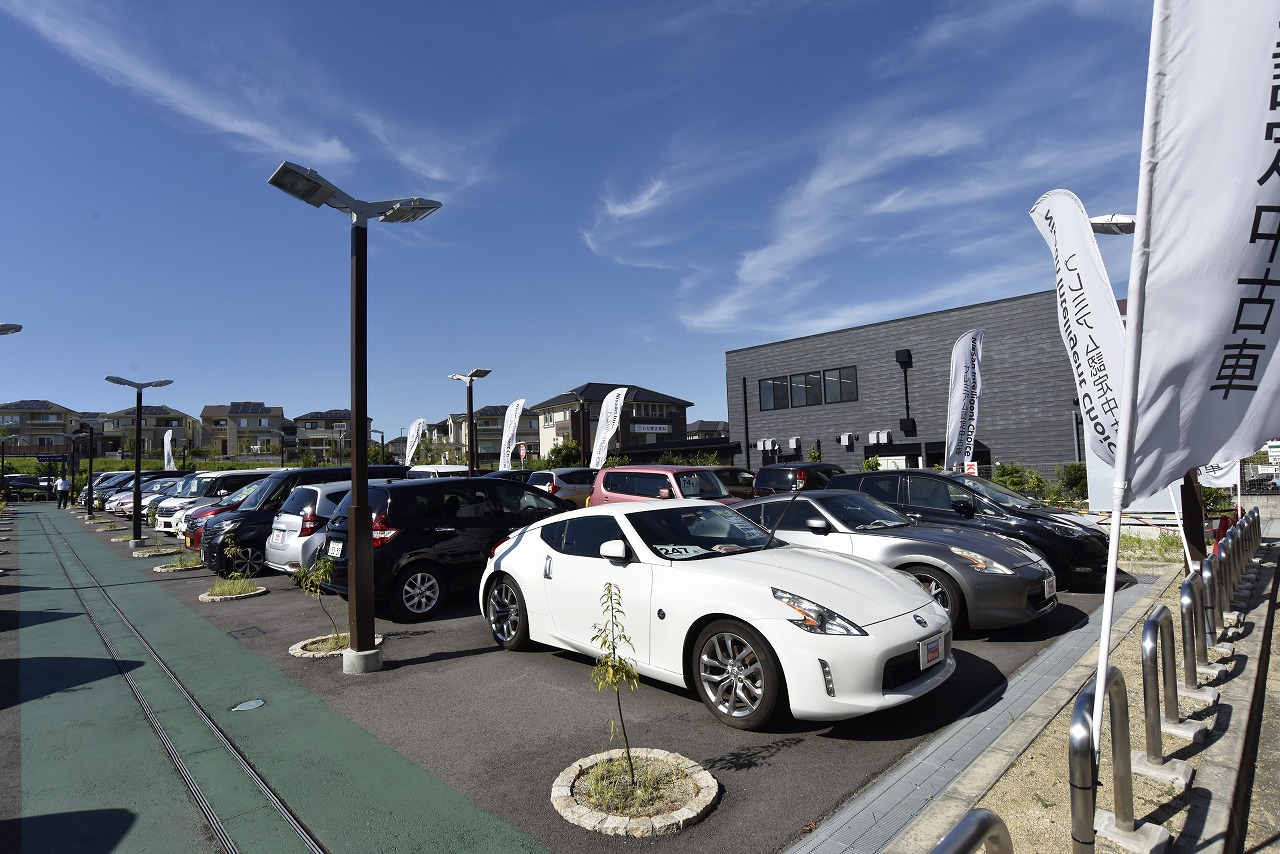 全国ショールーム訪問 グレスタ登美ヶ丘 カフェ レンタルスペースが揃うダイハツ 日産の認定中古車合同店舗