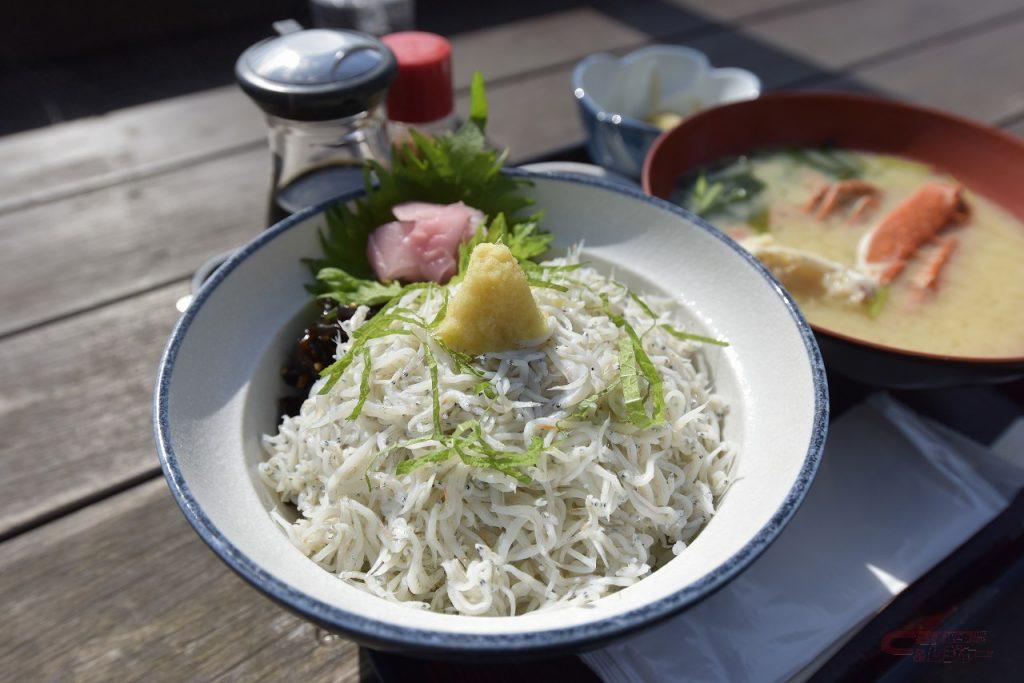 かにの味噌汁付き釜揚げしらす丼