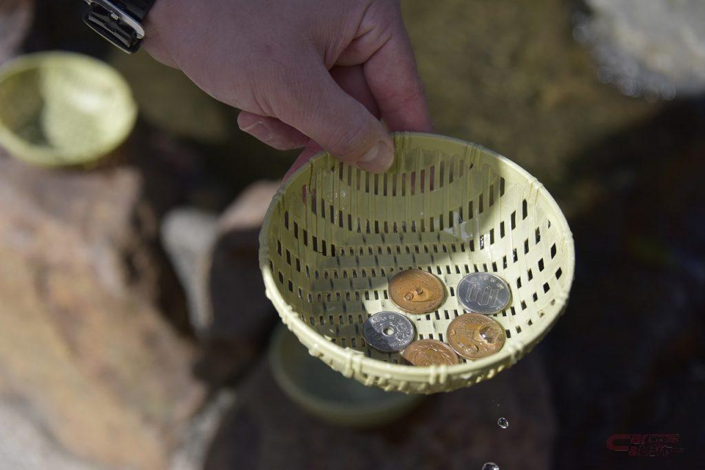辺津宮の池で清めた硬貨