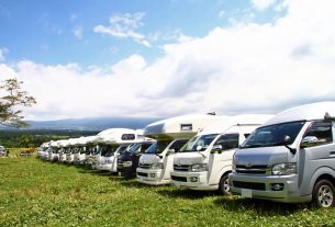キャンプ場に並ぶキャンピングカー