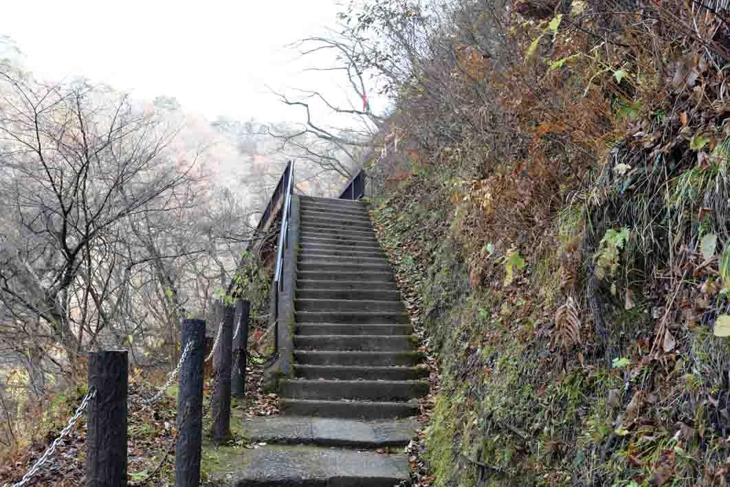 長く続く階段を降りて大谷川の近くへ