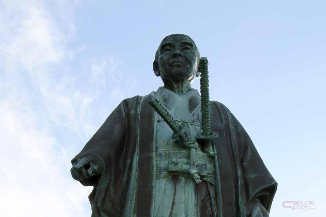 酒田から江戸への航路を開拓した河村瑞賢の像