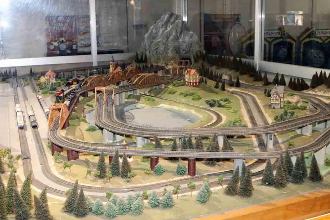 大きな鉄道模型ジオラマ