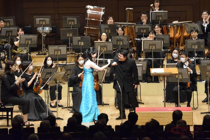 演奏後、タッチをするヴァイオリン奏者・渡邉みな子氏と指揮者・和田一樹氏