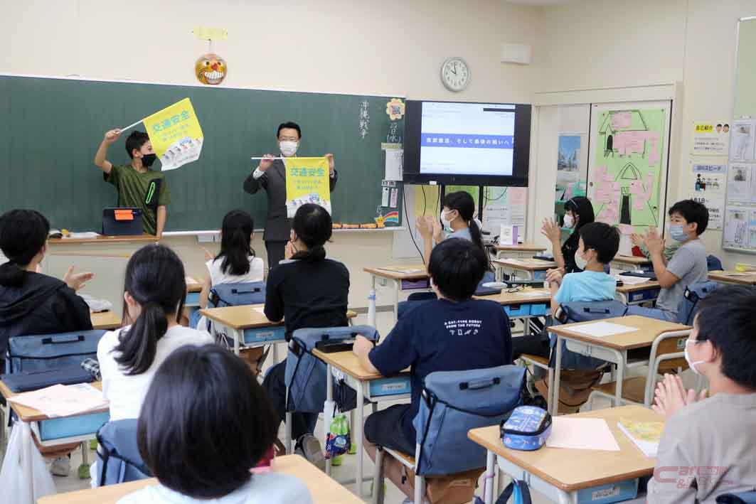 ウエインズグループ3社が神奈川県内の小学校2校へ交通安全横断旗を寄贈 ウエインズグループ3社が神奈川県内の小学校2校へ交通安全横断旗を寄贈