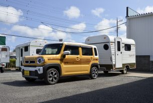 スズキ・ハスラーに牽引されるレジストロ・クコ