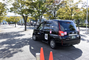 横浜国際プールに到着した実証実験のシェアタクシー