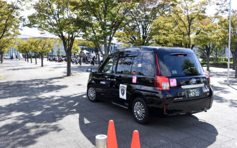 横浜国際プールに到着した実証実験のシェアタクシー